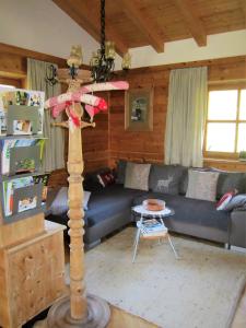 ein Wohnzimmer mit einem blauen Sofa und einem Tisch in der Unterkunft Ferienhaus Mandlhof in Weer