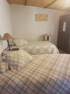 Rúm í herbergi á Trackers Inn