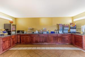 una grande cucina con armadi in legno in una stanza di Lodge at Mill Creek Pigeon Forge a Pigeon Forge