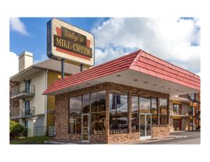 un ristorante McDonalds con un cartello sopra di Lodge at Mill Creek Pigeon Forge a Pigeon Forge