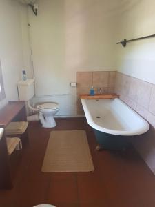Baðherbergi á Trackers Inn