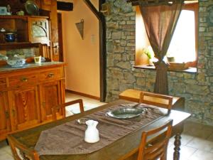 特魯瓦蓬的住宿－馬康帕涅酒店，一间设有桌子和石墙的用餐室