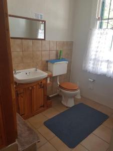 Baðherbergi á Trackers Inn +28 myndir