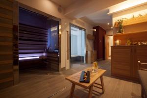 a living room with a table and a tub at Hotel Tasso Suites & Spa in Sorrento