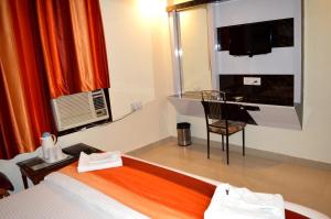 TV a/nebo společenská místnost v ubytování Hotel Su Shree Continental Dx Near New Delhi Railway Station