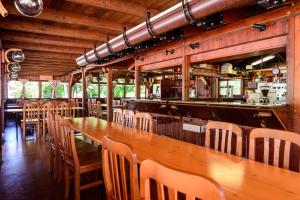 サン・ヴィート・アル・タリアメントにあるAgriturismo Nonisの長い木製テーブルと椅子が備わるレストラン