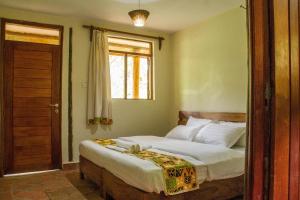 Postel nebo postele na pokoji v ubytování Ichumbi Gorilla Lodge