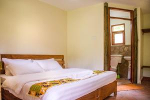 Postel nebo postele na pokoji v ubytování Ichumbi Gorilla Lodge