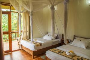 Postel nebo postele na pokoji v ubytování Ichumbi Gorilla Lodge
