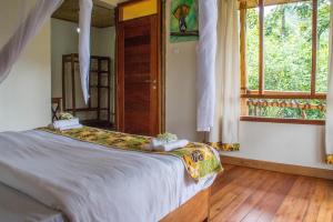 Postel nebo postele na pokoji v ubytování Ichumbi Gorilla Lodge