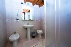 Koupelna v ubytování Hotel Beau Site + 32 fotografií