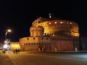 budynek, który jest oświetlony w nocy w obiekcie St. Peter's Luxury Rooms w Rzymie
