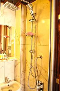 y baño con ducha y lavabo. en Aksehir Butik Hotel en Aksehir