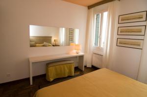 una camera da letto con tavolo da trucco e specchio di Ca Sansovino a Venezia