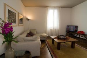 un soggiorno con divano e tavolo di Ca Sansovino a Venezia