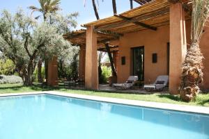 Bazén v ubytování Lankah - Authentic villa with private heated pool close to city center nebo v jeho okolí