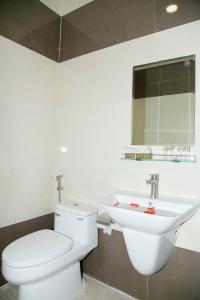y baño con aseo blanco y lavamanos. en Hoang Dang Hotel, en Tuy Phong