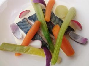 une plaque de légumes sur une plaque blanche dans l'établissement Hostellerie d'Héloïse, à Cluny