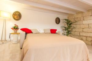 レッチェにあるDimora dei Saettaのベッドルーム1室(赤い枕のベッド1台付)