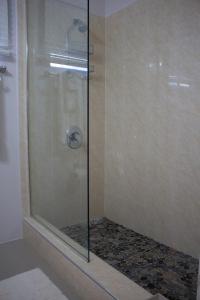 y baño con ducha y puerta de cristal. en Villa Sophia, en Mammee Bay