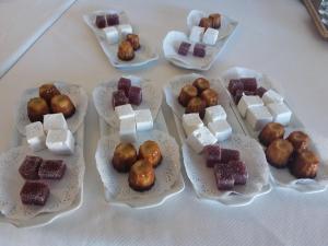 une table garnie de assiettes de pâtisseries et de desserts dans l'établissement Hostellerie d'Héloïse, à Cluny