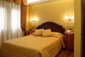 A bed or beds in a room at Hotel Al Codega
