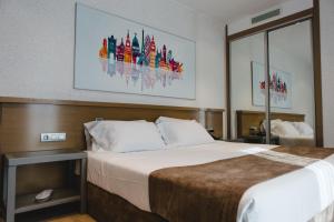 1 cama en una habitación de hotel con 1 cama grande en Hotel Mas Camarena, en Paterna