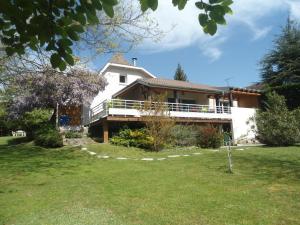 una gran casa blanca con un gran patio en Entre mer montagne Béarn et Pays Basque, en Orthez