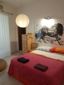1 dormitorio con 1 cama grande con manta roja en Buonanotte & Buongiorno Guesthouse, en Nápoles
