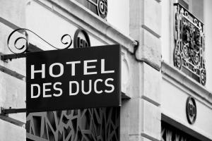 Certifikát, hodnocení, plakát nebo jiný dokument vystavený v ubytování Hôtel des Ducs