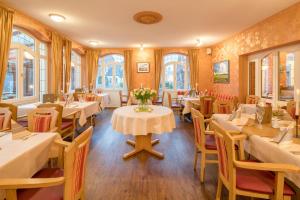 Ein Restaurant oder anderes Speiselokal in der Unterkunft Hotel Altes Zollhaus 
