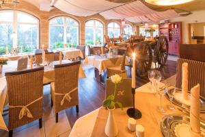 Ein Restaurant oder anderes Speiselokal in der Unterkunft Hotel Altes Zollhaus 
