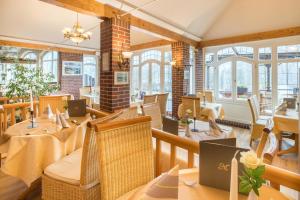 Ein Restaurant oder anderes Speiselokal in der Unterkunft Hotel Altes Zollhaus 