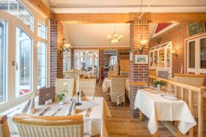 Ein Restaurant oder anderes Speiselokal in der Unterkunft Hotel Altes Zollhaus 