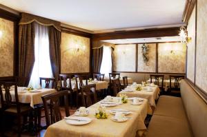 A restaurant or other place to eat at Hotel Al Codega