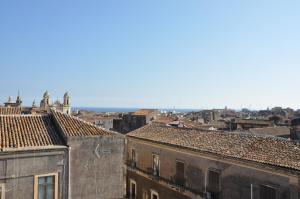 カターニアにあるLa Terrazza di Rosyの屋根付き市街の空中風景