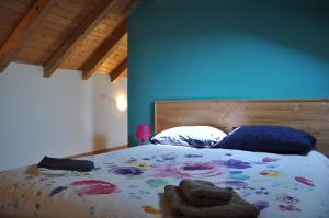 カターニアにあるLa Terrazza di Rosyの青い壁のベッドルーム1室(大型ベッド1台付)