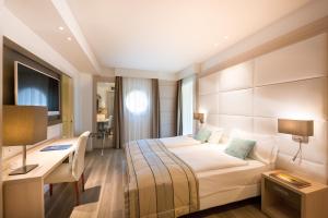 Łóżko lub łóżka w pokoju w obiekcie International Beach Hotel