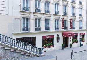 duży biały budynek z oknami i balkonami w obiekcie Hotel du Pré w Paryżu