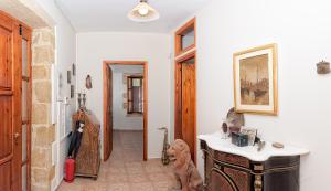 キサモスにあるVilla Leonton with a private poolの家の廊下に座る犬