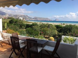 アルテアにあるUna casa junto al marのビーチを望むバルコニー(テーブル、椅子付)