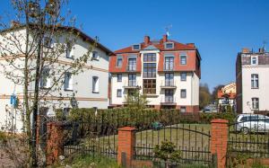 grupa domów z ogrodzeniem przed w obiekcie Hotel Aleksander w Ustce
