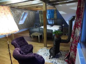 una camera con letto, sedie e lampada di Kleine Villa im wilden Garten a Gummersbach
