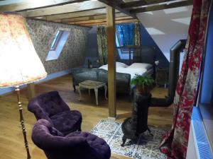 a bedroom with a bed and chairs and a lamp at Kleine Villa im wilden Garten in Gummersbach