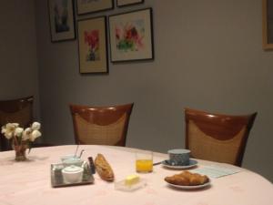 una mesa con un plato de comida. en Ch. d'hôtes de la Saliais en Chavagne