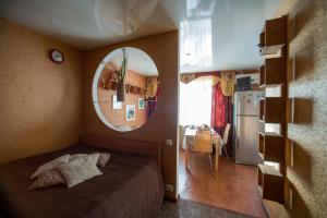 1 dormitorio con cama y espejo redondo en Apartment na Prospekte Lenina, en Dzerzhinsk