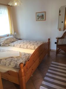 1 dormitorio con 2 camas en una habitación en Gästehaus Jeremias en Königstein an der Elbe