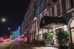 Un hotel edificio americano en una calle de la ciudad por la noche en Hotel Alexandra en Copenhague