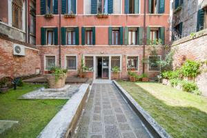 Vonkajšia záhrada v ubytovaní Venice and Venice Apartments - private rooms in shared apartment