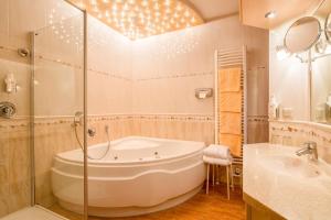 ein Badezimmer mit Badewanne und Waschbecken in der Unterkunft Hotel Altes Zollhaus in Horumersiel + 37 Fotos